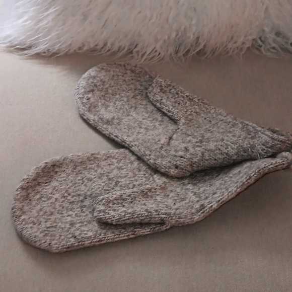 Icelandic wool mitts NWT - Picture 2 of 3